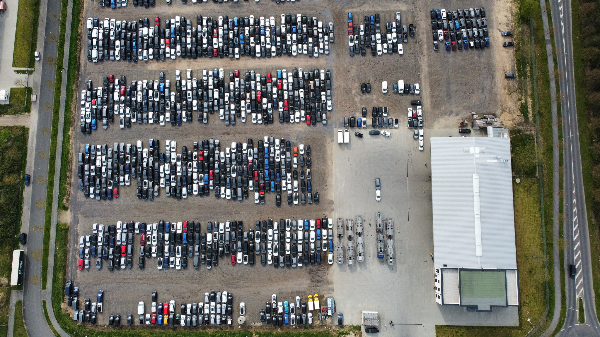 Luftaufnahme eines Fahrzeugparks - Fahrzeuglagerung mit zahlreichen geparkten Autos.